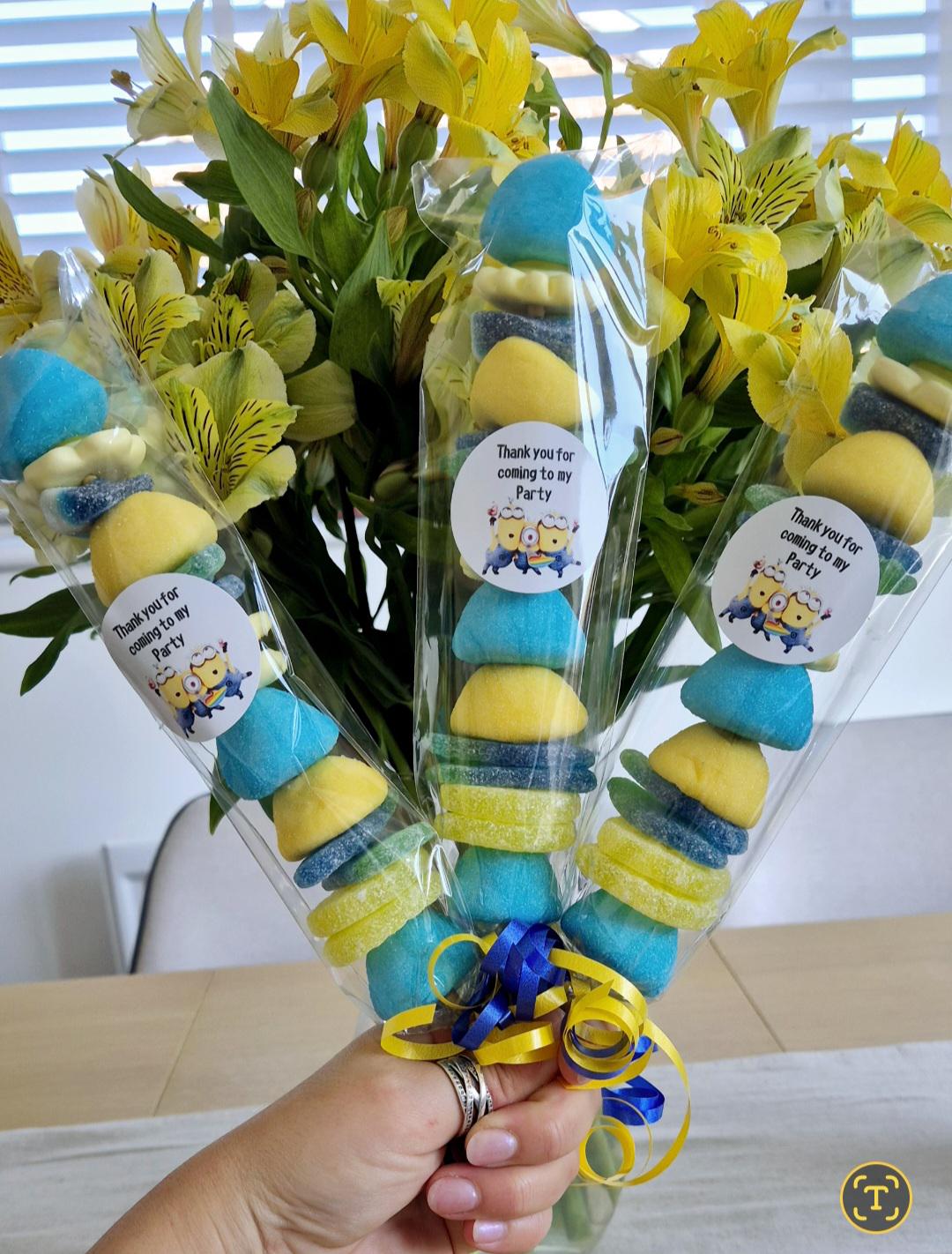 Minion-inspired sweet kebabs - sweet kebabs - party favours